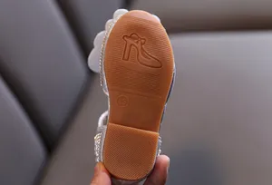 Detailansicht der rutschfesten Gummisohle mit Größe 23 auf Strass-Prinzessinnen-Schuhen