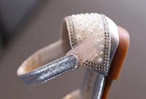 Detailansicht der silbernen Prinzessinnenschuhe mit Perlen, Straßsteinen und Klettverschluss