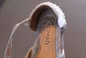 Detailansicht silberner Glitzer-Prinzessinenschuh mit Perlen und eco-soft Sohle
