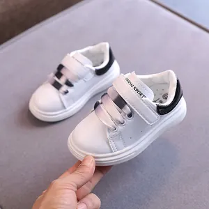 Sneakers bianche in pelle per bambini con lacci sfumati e chiusura in velcro