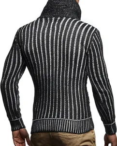 Vista posterior de un suéter de punto para hombre a rayas blancas y negras con cuello chal.