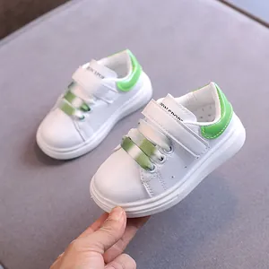 Sneakers in pelle bianca per bambini con dettagli verde lime e chiusura a strappo