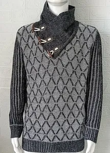 Detalle de suéter de punto de cuello alto para hombre con botones de palanca de cuero