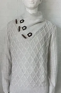 Detalle de jersey de punto gris para hombre con hebillas de cuero y motivos de diamantes
