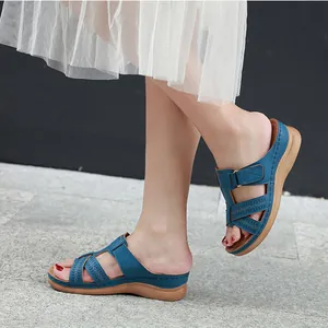 Detailansicht blauer Keilsandaletten mit Cut-out-Riemen und Plateausohle für Damen