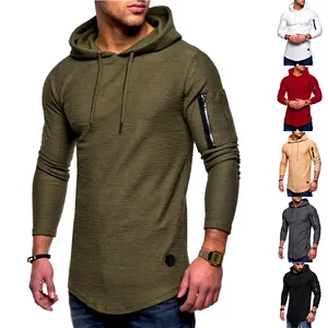 Vista detallada de sudadera con capucha ajustada para hombre con cremallera en el brazo
