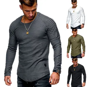 Eng anliegendes Herren Langarmshirt mit gerippter Schulterpartie und Rundhalsausschnitt