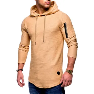 Vista detallada de sudadera con capucha camel para hombre con cremallera en la manga.