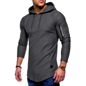 Vista detallada de la camiseta con capucha gris ajustada para hombre con bolsillo con cremallera
