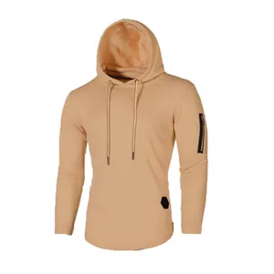 Camiseta de hombre ajustada con capucha color melocotón y cremallera en el brazo.