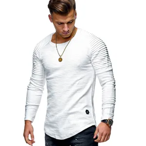 Detailansicht eines weißen eng anliegenden Langarmshirts mit plissiertem Schulterdesign