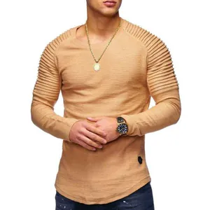 Schmales langärmeliges Herren-T-Shirt in Camel mit gerippten Schultern