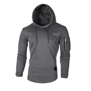 Detalle de camiseta gris de manga larga con capucha ajustada y bolsillo con cremallera.