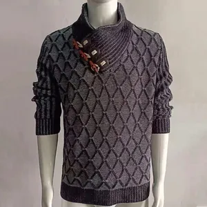 Herren-Strickpullover mit Stehkragen, Rautenmuster und Leder-Schnallen-Details