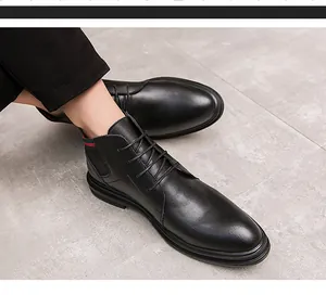 Détail de bottines en cuir noir pour homme avec lacets et finition soignée