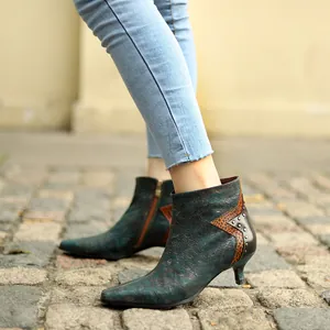 Détail de bottines rétro françaises avec motif métallique et talon orné de clous en métal