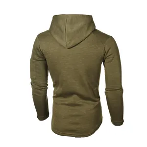 Vista trasera de una camiseta de manga larga con capucha ajustada en verde oliva.