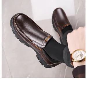 Nahaufnahme der braunen Herren-Lederslipper mit robusten dicken Sohlen und Nähten.