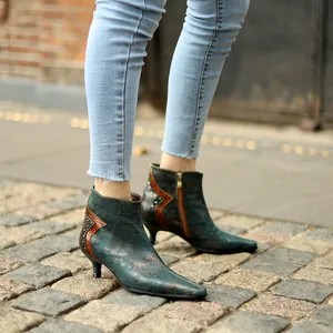 Détail de bottines vintage françaises à texture métallique et petits talons aiguilles