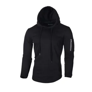 Vista frontal de sudadera con capucha negra entallada para hombre con cremallera en manga.