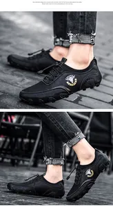 Detaillierte Nahaufnahme von schwarzen Herren-Loafers mit Krakensohle und Stierkopf-Logo.