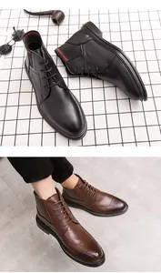 Vue détaillée de chaussures montantes en cuir pour hommes avec perforations et bandes déco.