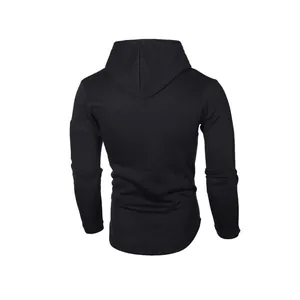 Vista trasera de una camiseta de manga larga con capucha negra y corte ajustado para hombre