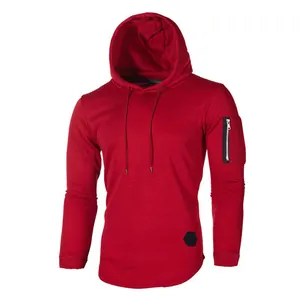 Vista frontal de una sudadera roja ajustada con capucha y detalle de cremallera en la manga.