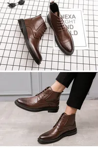 Vue détaillée de chaussures montantes brogue en cuir marron avec motifs perforés.
