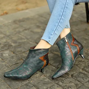 Vue détaillée des bottines rétro françaises pour femmes avec texture métallique