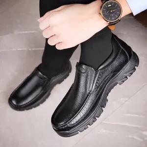 Klassische schwarze Arbeitsschuhe aus echtem Leder zum Reinschlüpfen mit dicker Gummisohle