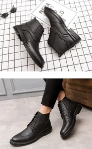 Vue détaillée du motif Brogue sur ces bottines en cuir noir pour hommes au style élégant