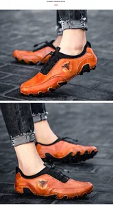 Nahaufnahme von rötlich-braunen Leder-Loafers mit markanter Oktopus-Grip-Sohle