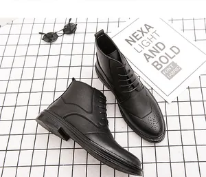 Vue détaillée de bottines en cuir noir de style richelieu avec perforations décoratives.