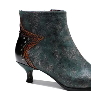Gros plan bottine vintage métallisée avec motif étoile léopard et rivets argentés