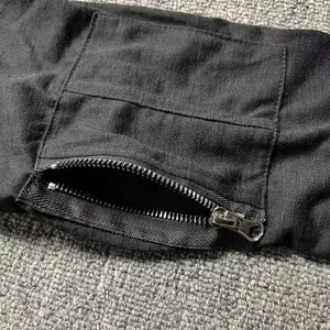 Primer plano del bolsillo funcional con cremallera en el brazo de una camiseta para hombre