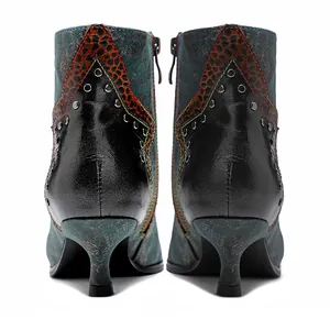 Vue arrière de bottines rétro à talon bas avec texture métallique et détails cloutés