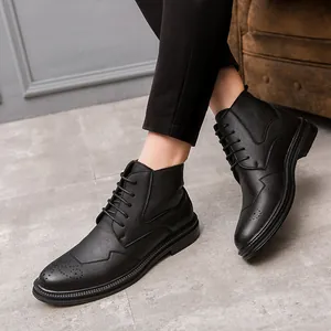 Chaussures richelieu montantes en cuir noir pour homme avec détails de bout fleuri