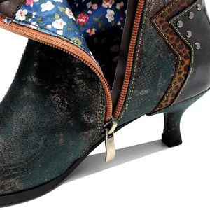 Détail de botte à talon chaton métallique vintage avec doublure fleurie et clous