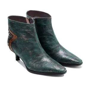 Détail des bottines vintage vertes avec texture métallique et clous décoratifs