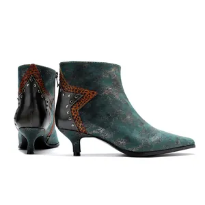 Vue détaillée des bottines vintage bleu canard avec texture métallique et talons chaton.