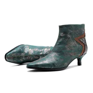 Bottines vintage vert métallisé à petit talon, bout pointu et détail décoratif étoile cloutée.