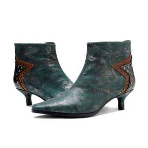 Détail de bottines vintage françaises à texture métallique, talons chaton et clous.