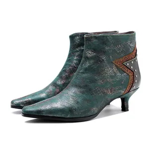 Bottines vintage vert métallisé à petit talon avec clous et motif serpent