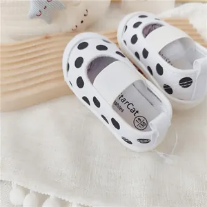 Primer plano del interior suave y el diseño de lunares de estos zapatos de lona para bebés