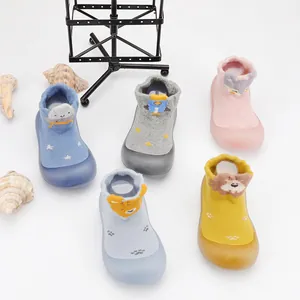 Detalle de zapatos para bebés con dibujos animados y suelas suaves antideslizantes