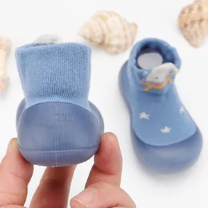 Primer plano de calcetines zapato azules para bebé con estrellas y dibujo animado.
