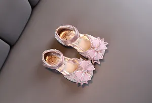 Vue détaillée des chaussures de princesse roses pailletées pour filles avec nœud