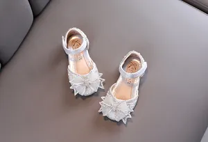 Chaussures de danse princesse argentées pour filles avec noeud en strass brillant.