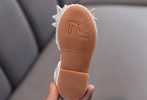 Vue détaillée de la semelle en caoutchouc antidérapante avec taille pour chaussures de princesse